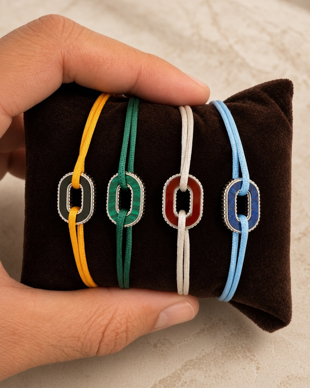 Quatre bracelets Héritage sur lien satiné