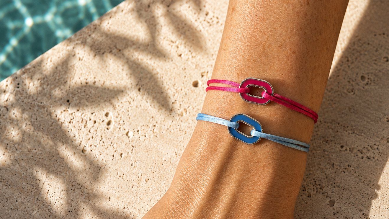 Pink and blue agate Héritage bracelets worn