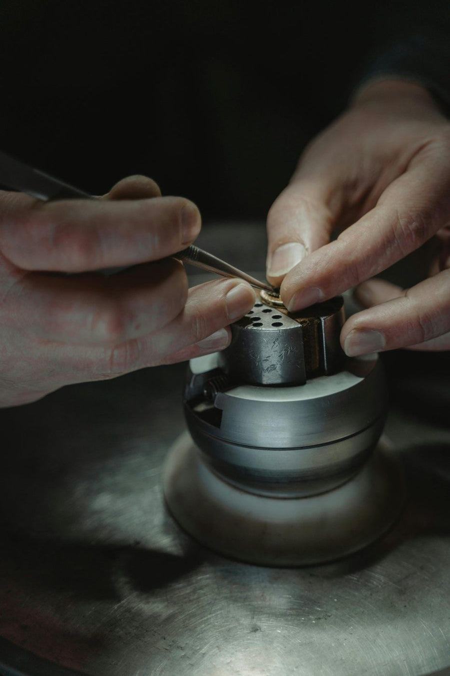 Jeweller’s hands at the workshop
