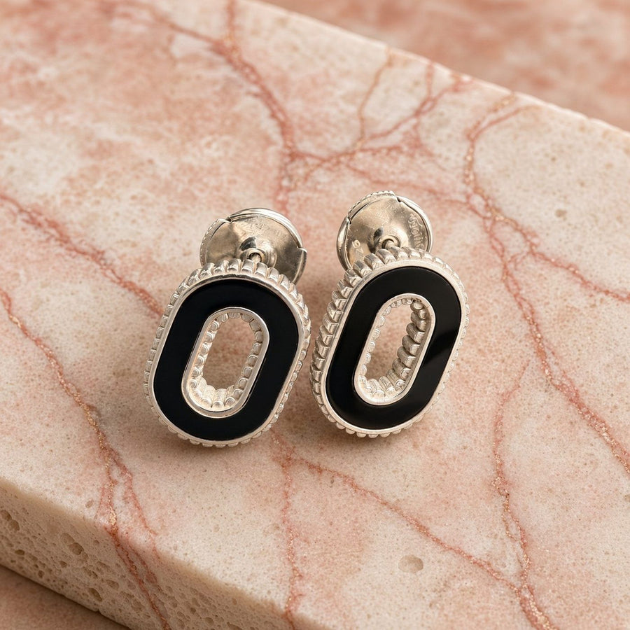 Onyx earrings in white gold on pink marble