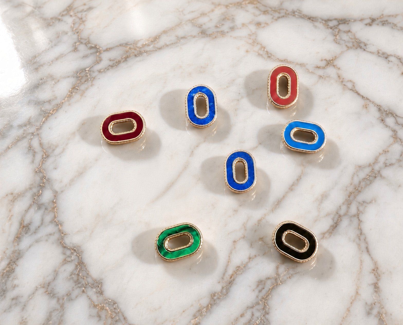 Les maillons Héritage sur marbre : agate rouge, lapis, agate bleue, malachite et onyx