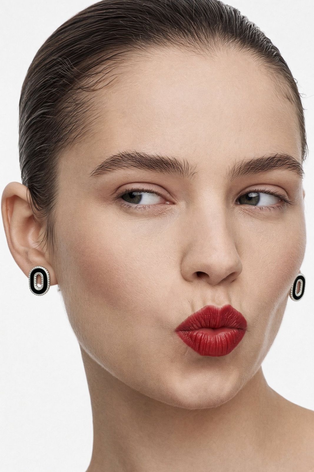 Onyx Héritage earrings worn, red lipstick
